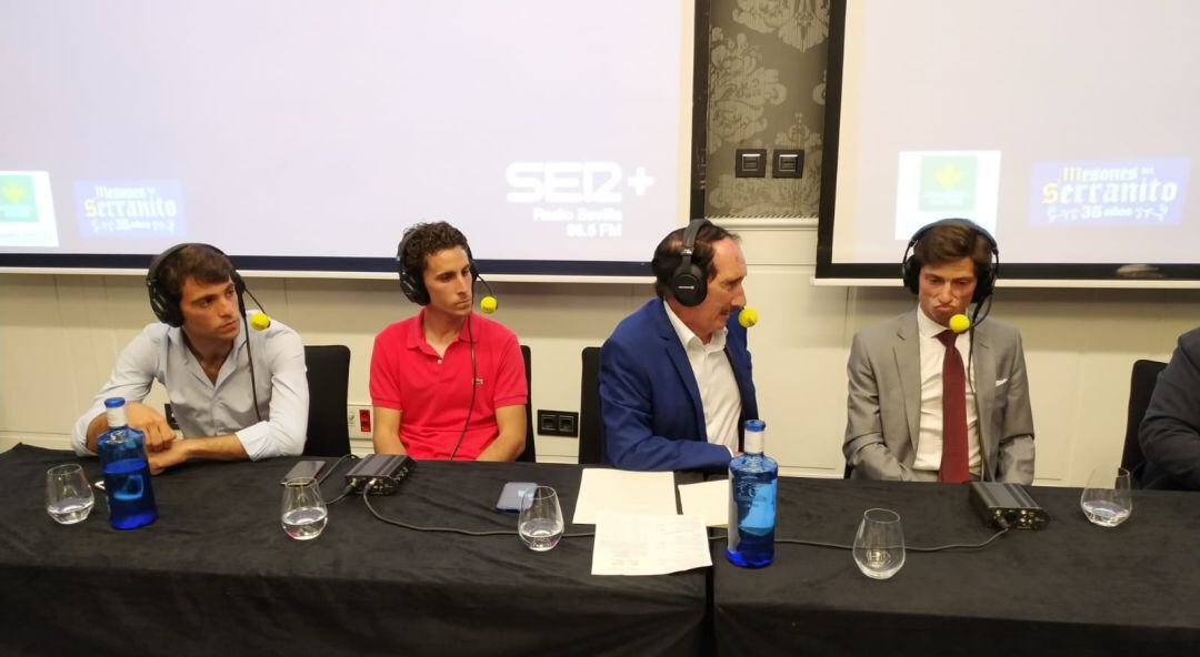 De izquierda a derecha, Rafael Serna, el novillero Abel Robles, Manolo Molés y el novillero Ángel Jiménez, en la tertulia taurina de Radio Sevilla en el Hotel Colón