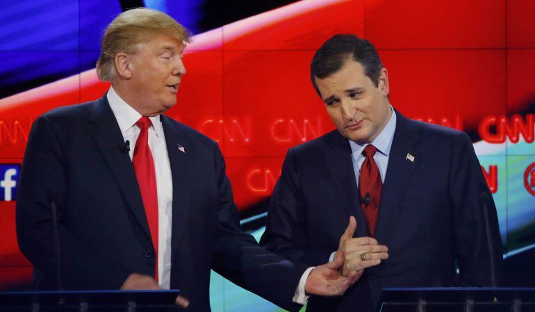 El empresario y candidato Donald Trump junto al senador Ted Cruz, en medio del debate presidencial republicano en Las Vegas, Nevada.