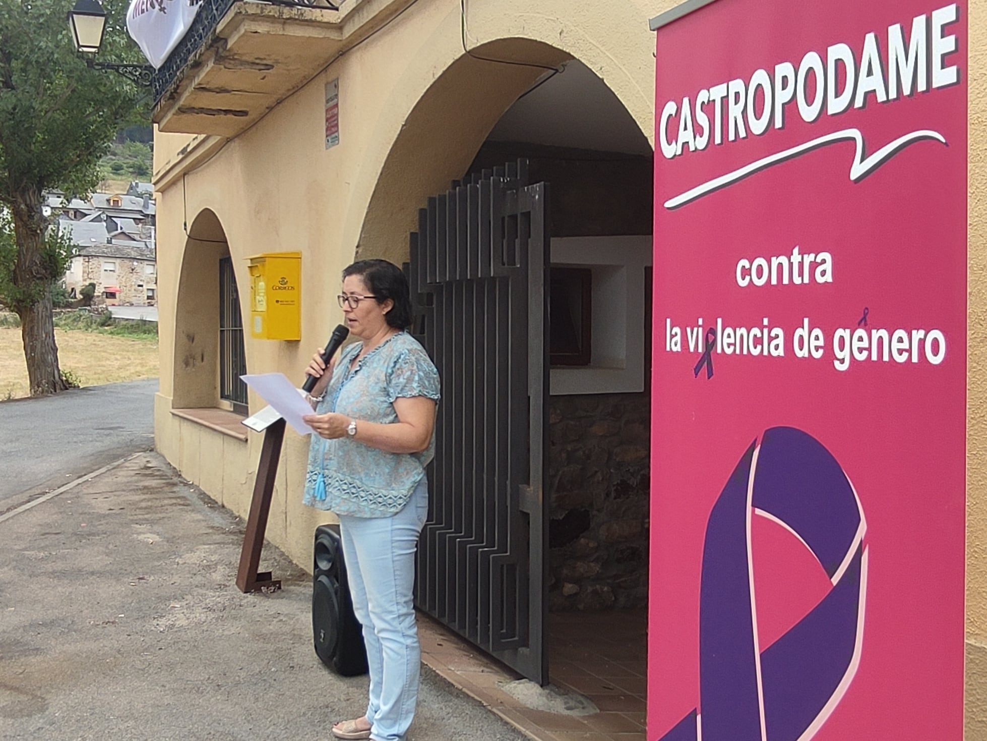 La alcaldesa de Castropodame y pedánea de Matachana, Josefa Álvarez durante la lectura del manifiesto