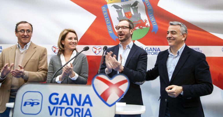 GRA094 VITORIA, 14/03/2015.- El ministro de Sanidad, Alfonso Alonso, la presidenta del PP del País Vasco, Arantza Quiroga, el alcalde de Vitoria, Javier Maroto, y el diputado general de Álava, Javier de Andrés  durante el acto de presentación de Maroto    