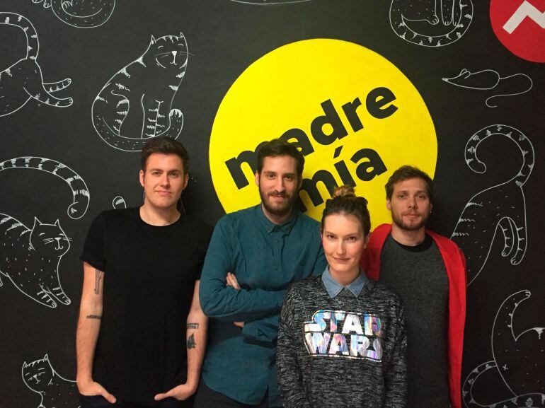 Alfredo Murillo, segundo por la izquierda, con el equipo de BuzzFeed España