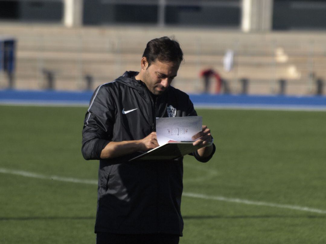 Fran Fernández mirando los apuntes.