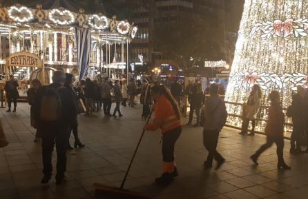 Operaria del servicio de limpieza del Ayuntamiento de València trabajando en el centro de la ciudad