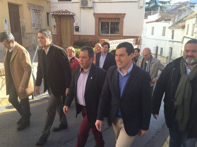 El presidente del PP-A, Juan Manuel Moreno Bonilla, durante la visita a Huétor Vega (Granada) junto a miembros del PP local y candidatos al Congreso y al Senado.