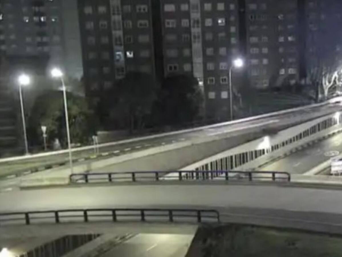 La salida de vía de un vehículo se salda con dos personas heridas en A Coruña