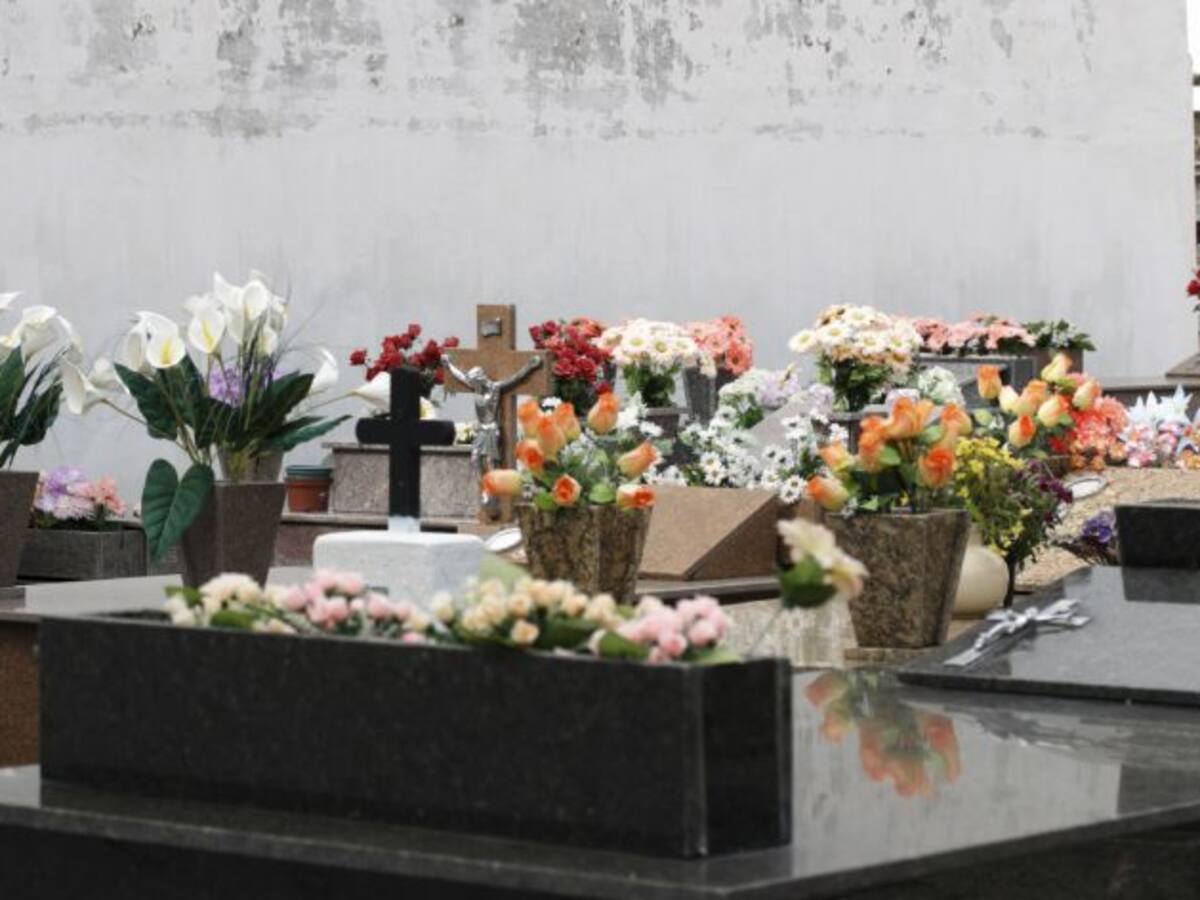 La Región celebra la festividad de 'Todos los Santos' pasada por agua