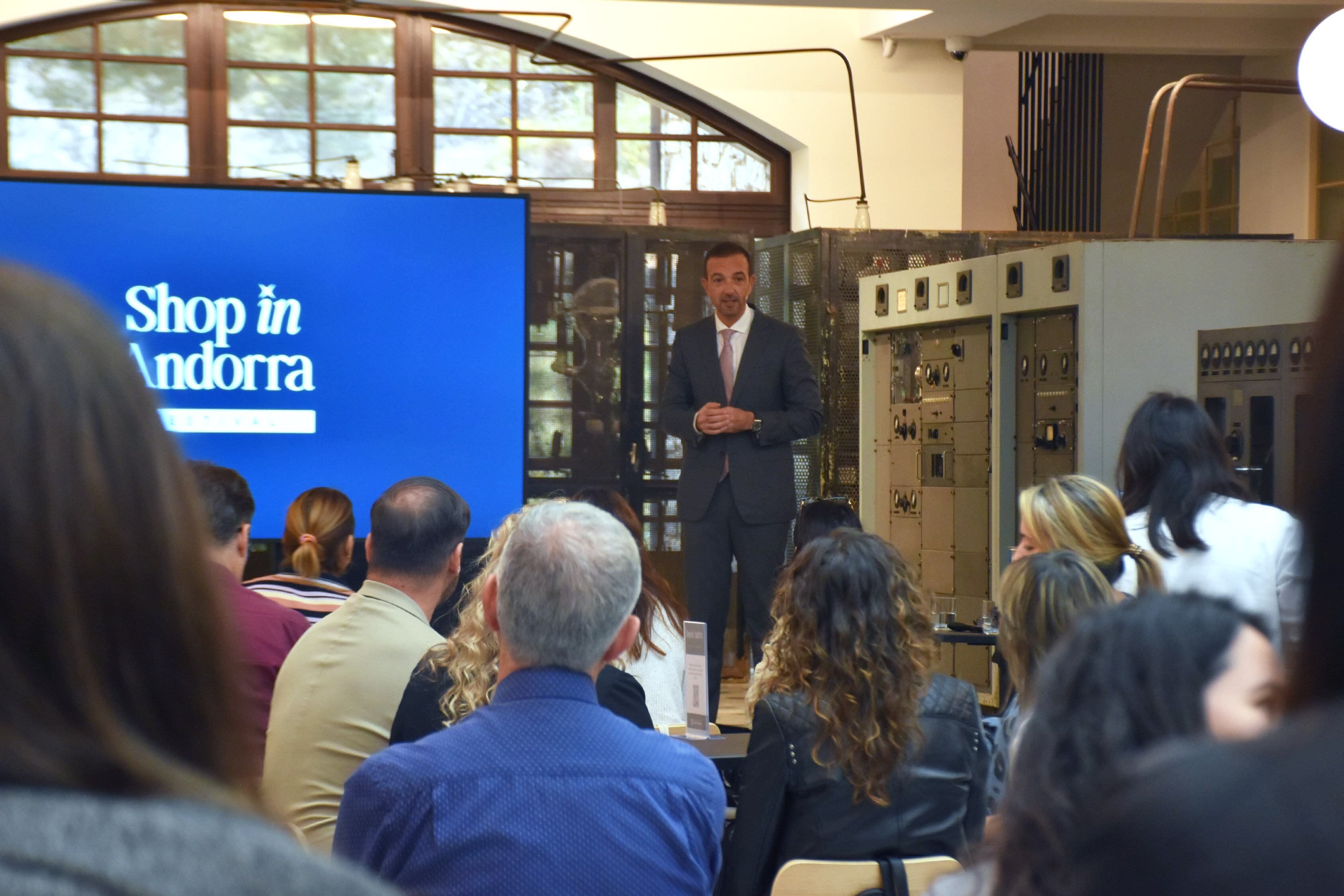 El ministre de Turisme, Jordi Torres, donant la benvinguda a la presentació del 'Shop In Andorra: Experts en compres'.