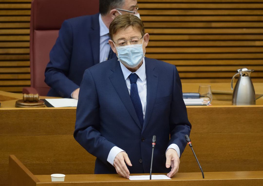 El president en la tribuna de les Corts Valencianes durante la sesión de control 