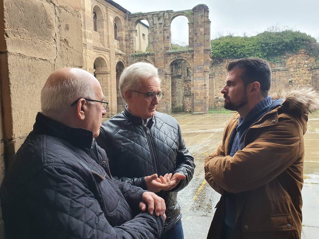 El alcalde de Vega de Espinareda y un concejal conversan con el dirigente del PSOE de Castilla y León, Luis Tudanca 