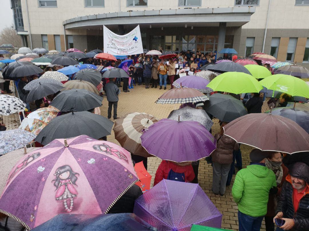 Concentración a las puertas del Centro de Salud de Guardo