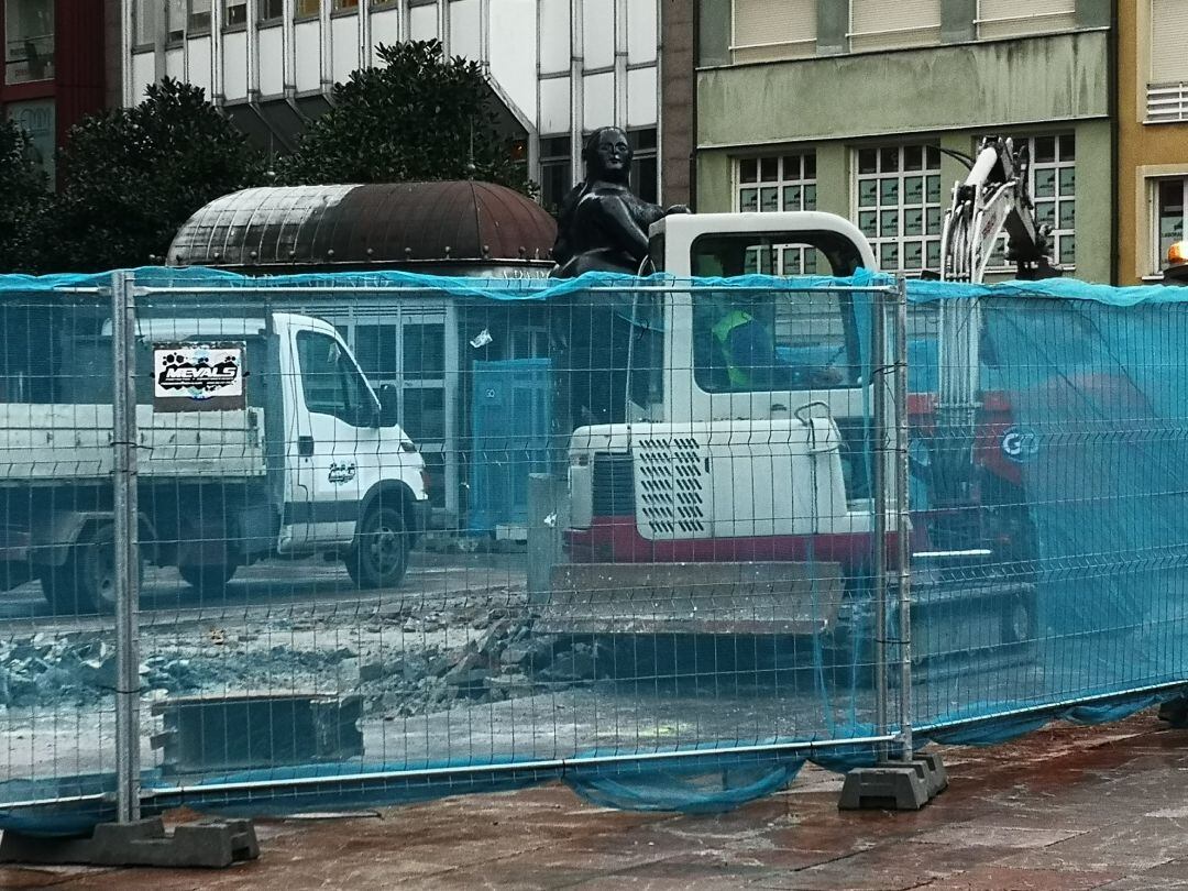 Comienzan las obras de la plaza de La Escandalera con la retirada de los &quot;bancos arcoíris&quot;