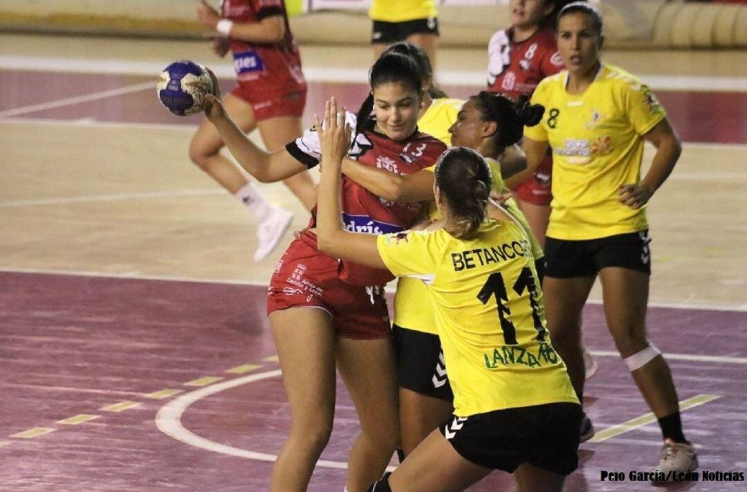 Las lanzaroteñas intentando frenar un ataque leonés.