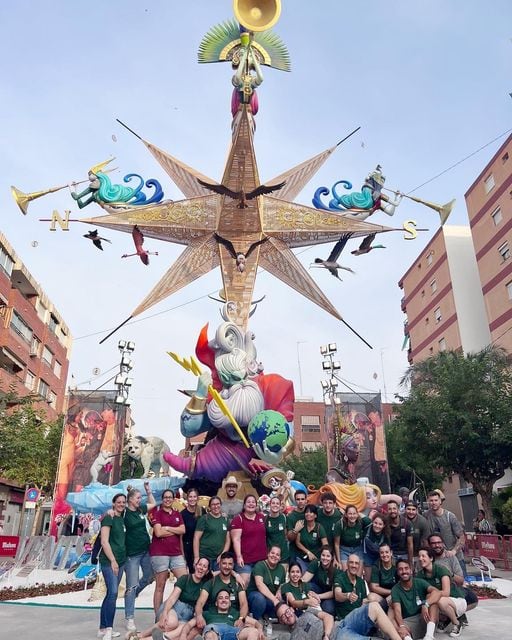 Los miembros de la hoguera Florida Portazgo posan ante el monumento realizado por Pere Baenas.