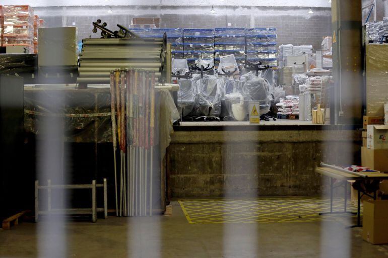 Vista del interior del almacén municipal donde se guardan las urnas pertenecientes al Estado para convocatorias electorales, que está siendo custodiado por agentes de la Guardia Urbana de Barcelona.