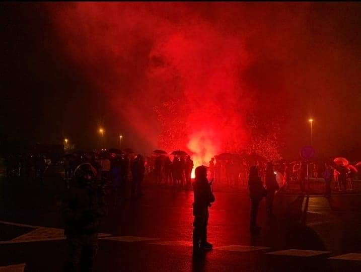 Piquetes y efectivos de las Fuerzas y Cuerpos de Seguridad del Estado a las puertas de Astander.