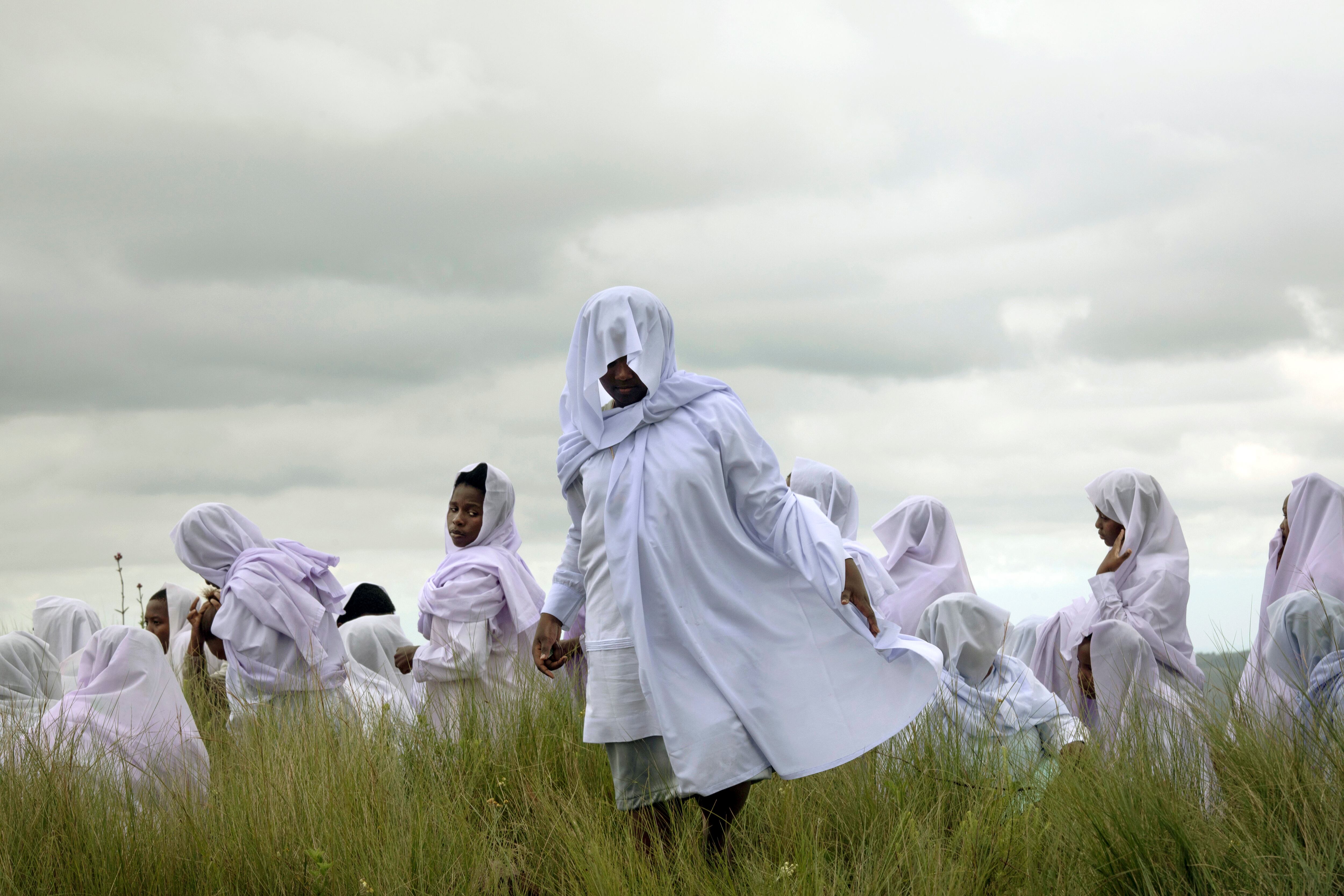 -FOTODELDÍA- DURBAN (SUDÁFRICA), 26/01/2023.- Un peregrino de Shembe camina sobre la montaña sagrada Nhlangakazi durante la peregrinación anual de la Iglesia Bautista de Nazaret cerca de Durban, Sudáfrica, este jueves. EFE/ Kim Ludbrook