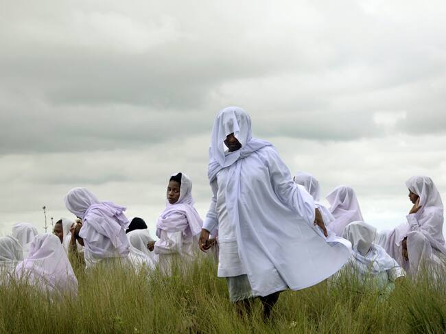 -FOTODELDÍA- DURBAN (SUDÁFRICA), 26/01/2023.- Un peregrino de Shembe camina sobre la montaña sagrada Nhlangakazi durante la peregrinación anual de la Iglesia Bautista de Nazaret cerca de Durban, Sudáfrica, este jueves. EFE/ Kim Ludbrook