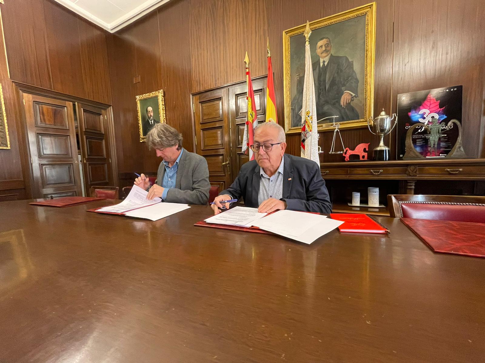 El alcalde de Soria, Carlos Martínez, y Modesto Fernández Córdoba, presidente de Cruz Roja Soria.