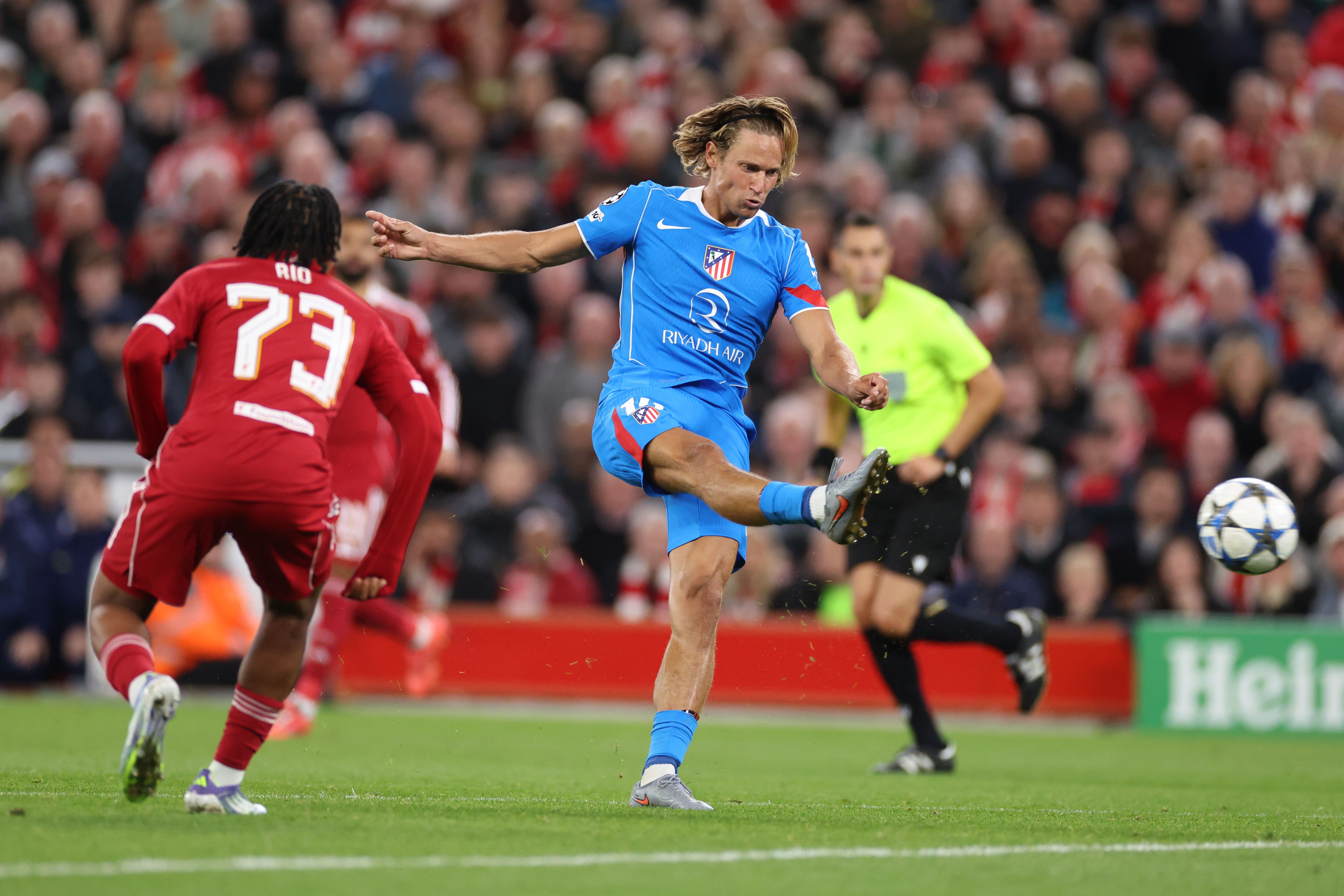 Remate de Marcos Llorente para marcar su segundo gol en Anfield