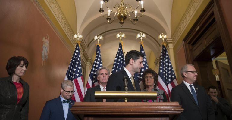 El presidente de la Cámara de Representantes, Paul Ryan, habla durante una conferencia de prensa instando a los demócratas del Senado a votar y aprobar una resolución en el Capitolio, en Washington, DC (EEUU).