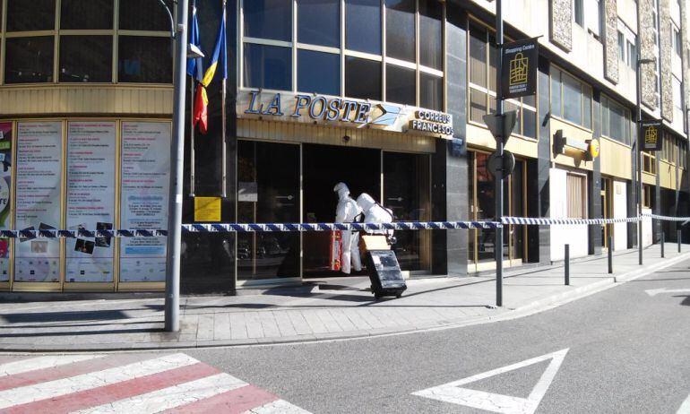 Avui La Poste ha tornat a la normalitat després de l'ensurt d'ahir. A la foto, els Tedax entrant a l'oficina postal.