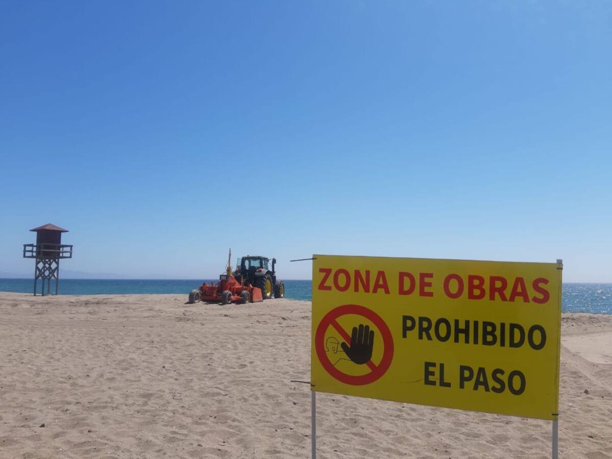 Costas inicia los trabajos de perfilado y nivelación de la playa de Levante