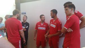 Costoya, en el centro charlando con Huerta, fue la única novedad en el inicio de la pretemporada del Ademar