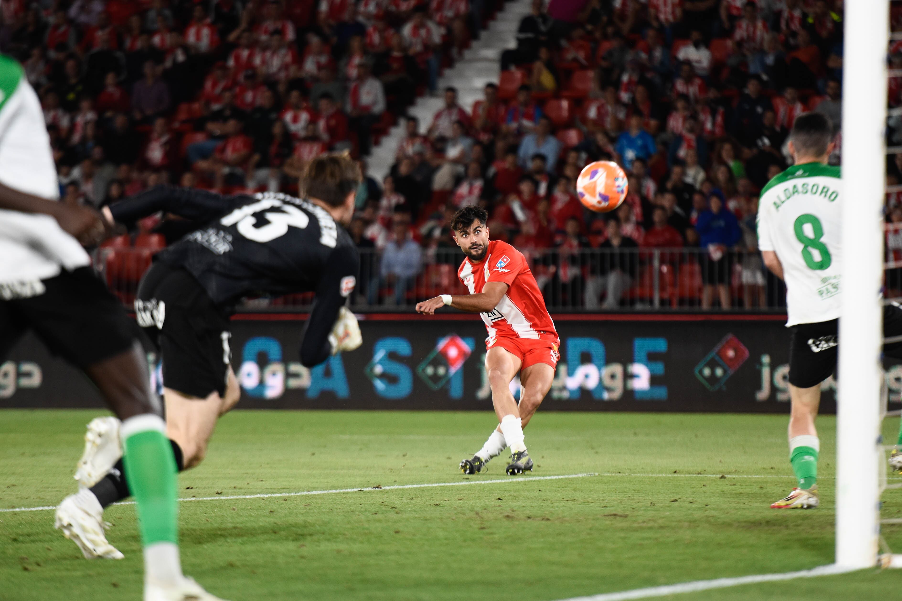 No sale mucho en las fotos del Almería, pero últimamente sí.