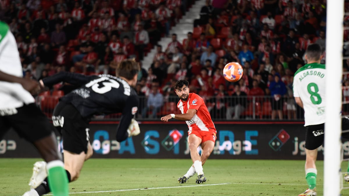 Arnau Puigmal se cuela y sale en las fotos del Almería