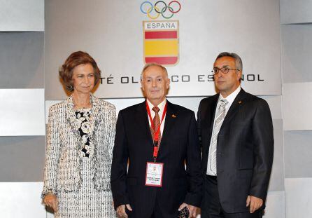 Hermenegildo Martínez entre la Reina Doña Sofía y el presidente del COE, Alejandro Blanco, en 2010, durante el reconocimiento a los olímpicos del año 1960 en el medio siglo de esa cita.