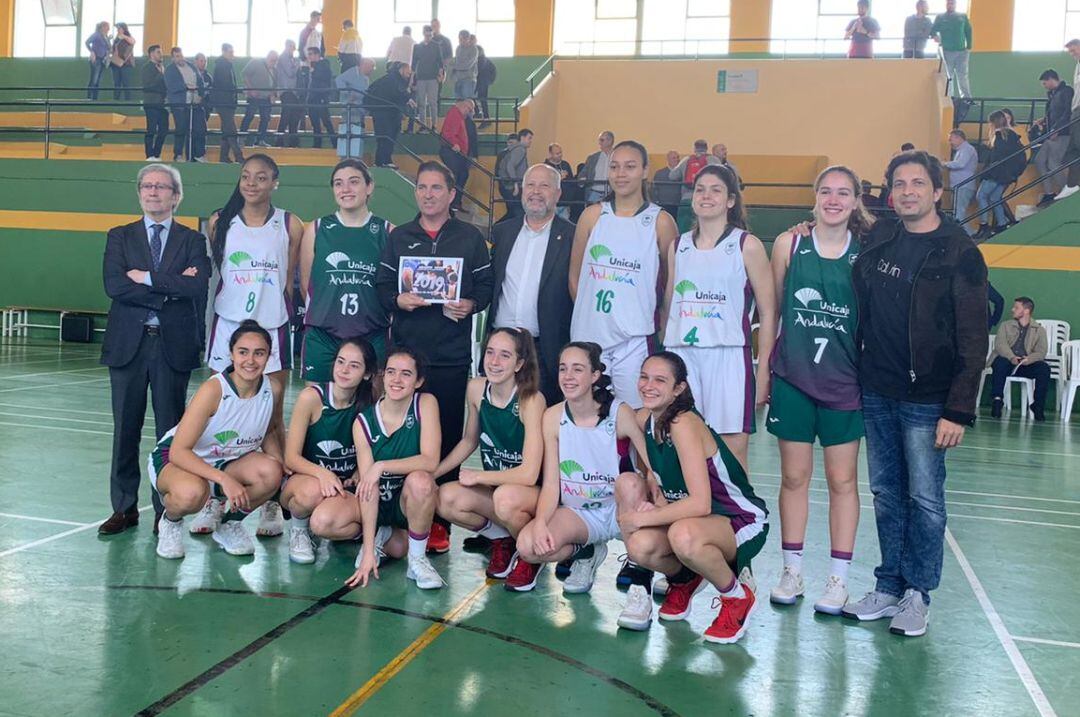 Javier Imbroda, junto al entrenador Xavi Pascual, posan con un equipo del Unicaja