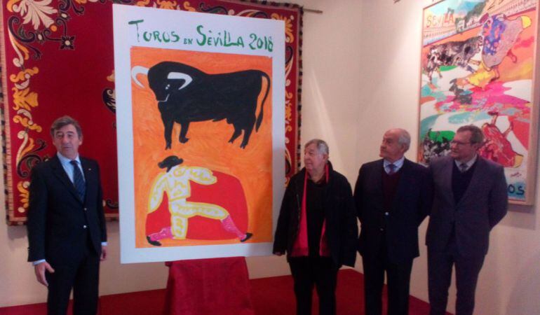 De izquierda a derecha, junto al cartel, Santiago León, Claude Viallat, Ramón Valencia y Juan Fernández Lacomba