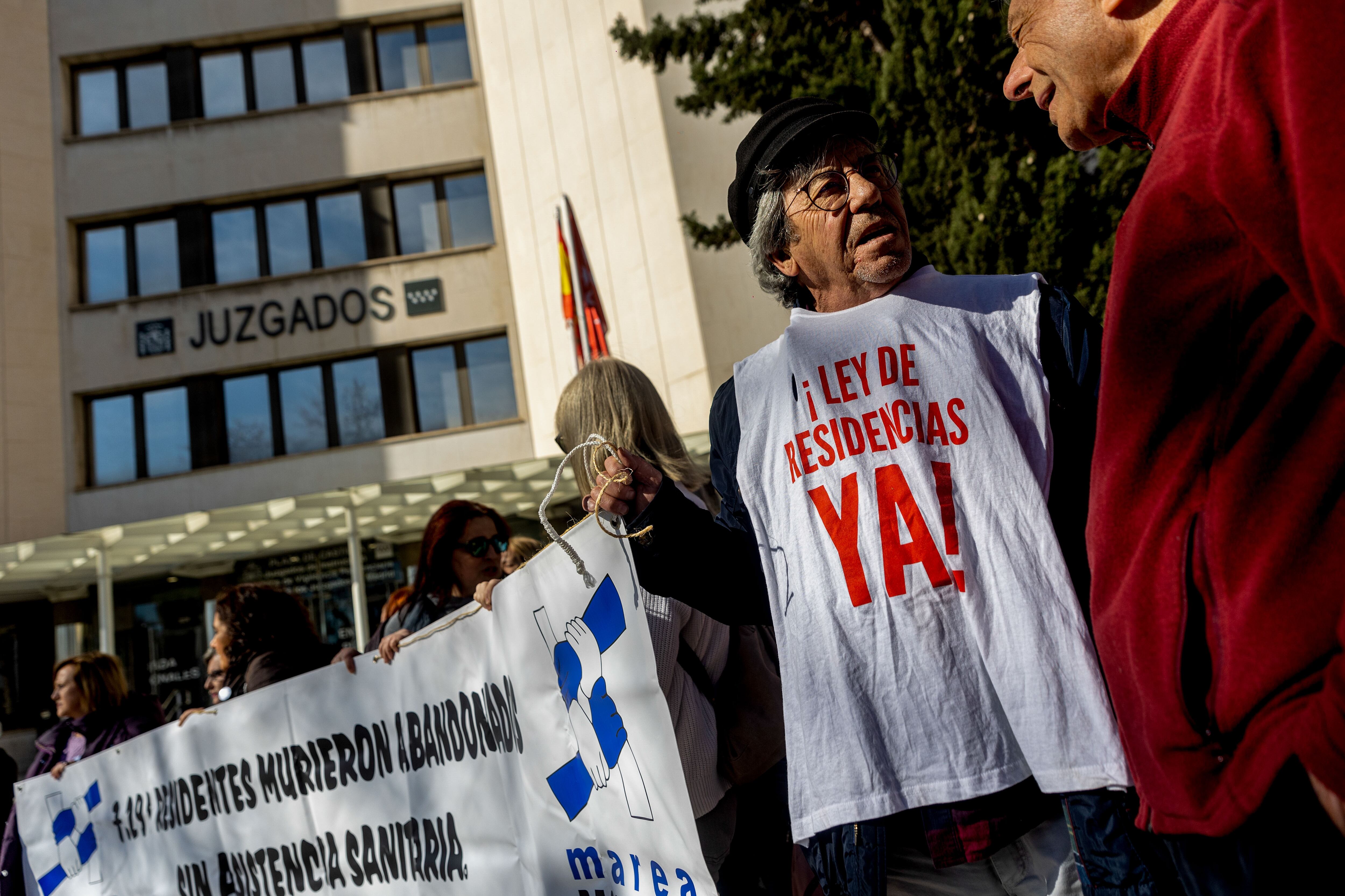 MADRID, 23/03/2023.- Concentración de Mareas de Residencias frente a los juzados de la Plaza de Castilla en Madrid durante el juicio en relación a los protocolos para no derivar a ancianos de residencias a hospitales en la primera ola de la pandemia del coronavirus. EFE/Daniel González
