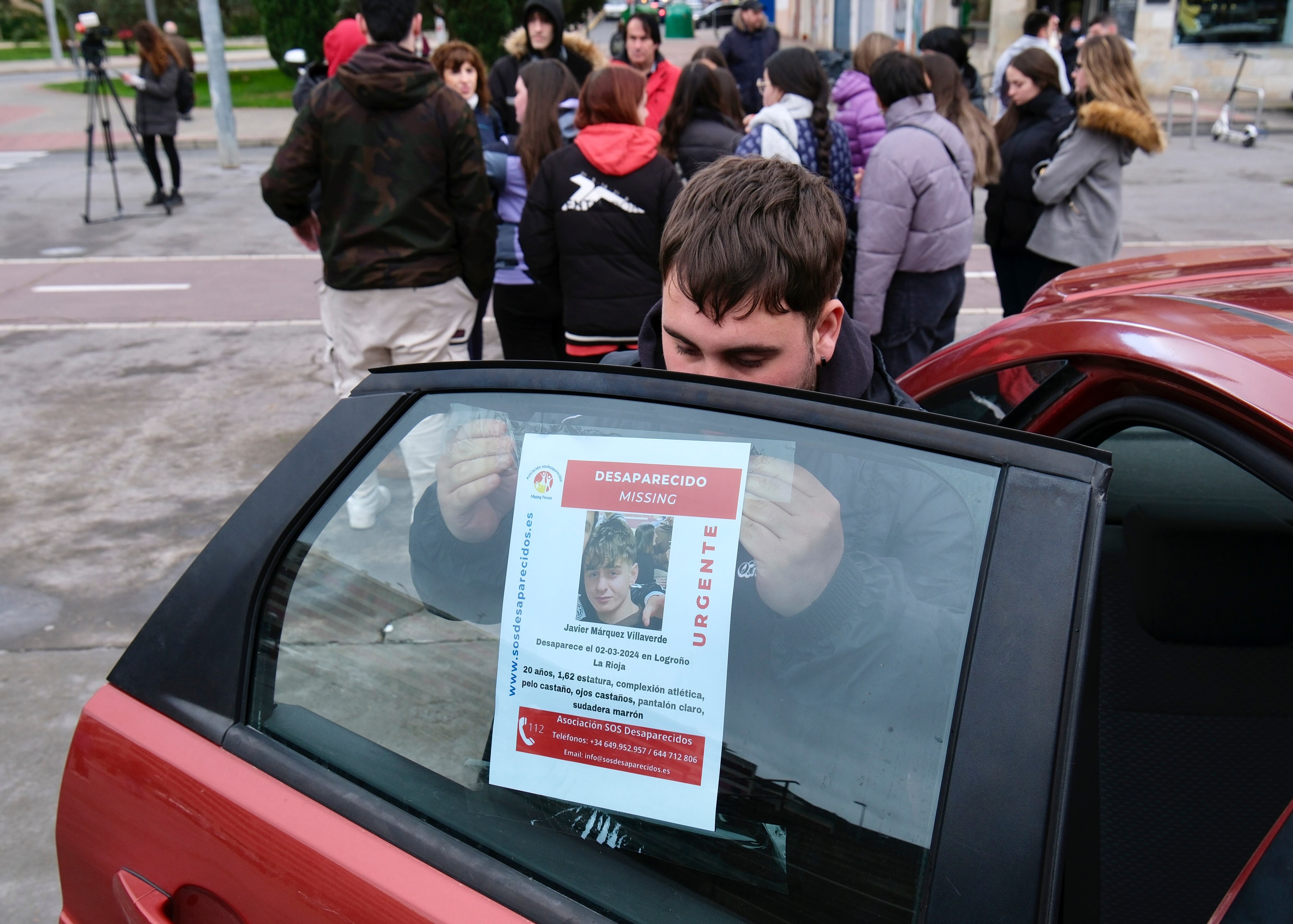 LOGROÑO, 08/03/2024.- Un estudiante voluntario pega carteles durante el séptimo día consecutivo de la búsqueda del joven Javier Mázquez en la zona del río Ebro a su paso por Logroño, donde se le vio por última vez en la madrugada del pasado sábado, tras despedirse de sus amigos a la salida de una discoteca. EFE/Fernando Díaz
