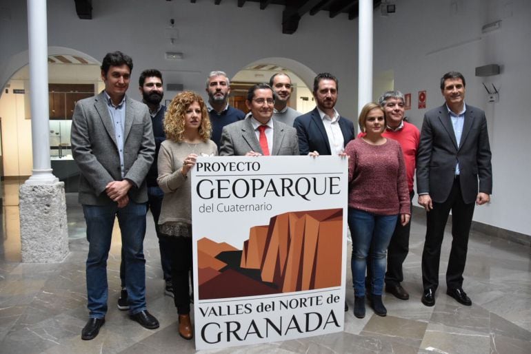 Entrega simbólica de la candidatura del geoparque granadino 