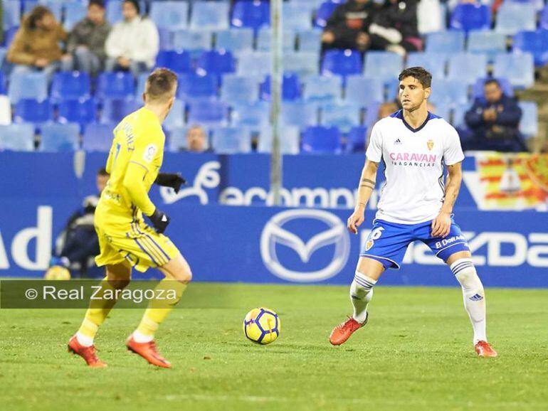 Grippo controla el balón frente a un atacante del Cádiz