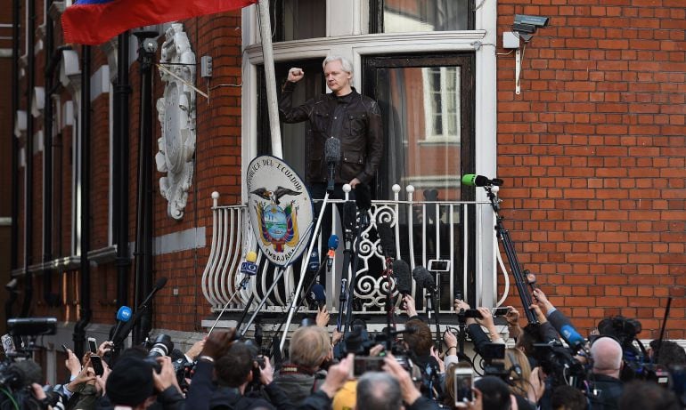 Fotografía de archivo fechada el 19 de mayo de 2017, facilitada hoy, 11 de enero de 2018, que muestra al fundador de WikiLeaks, Julian Assange (c), en la embajada ecuatoriana en Londres, Reino Unido