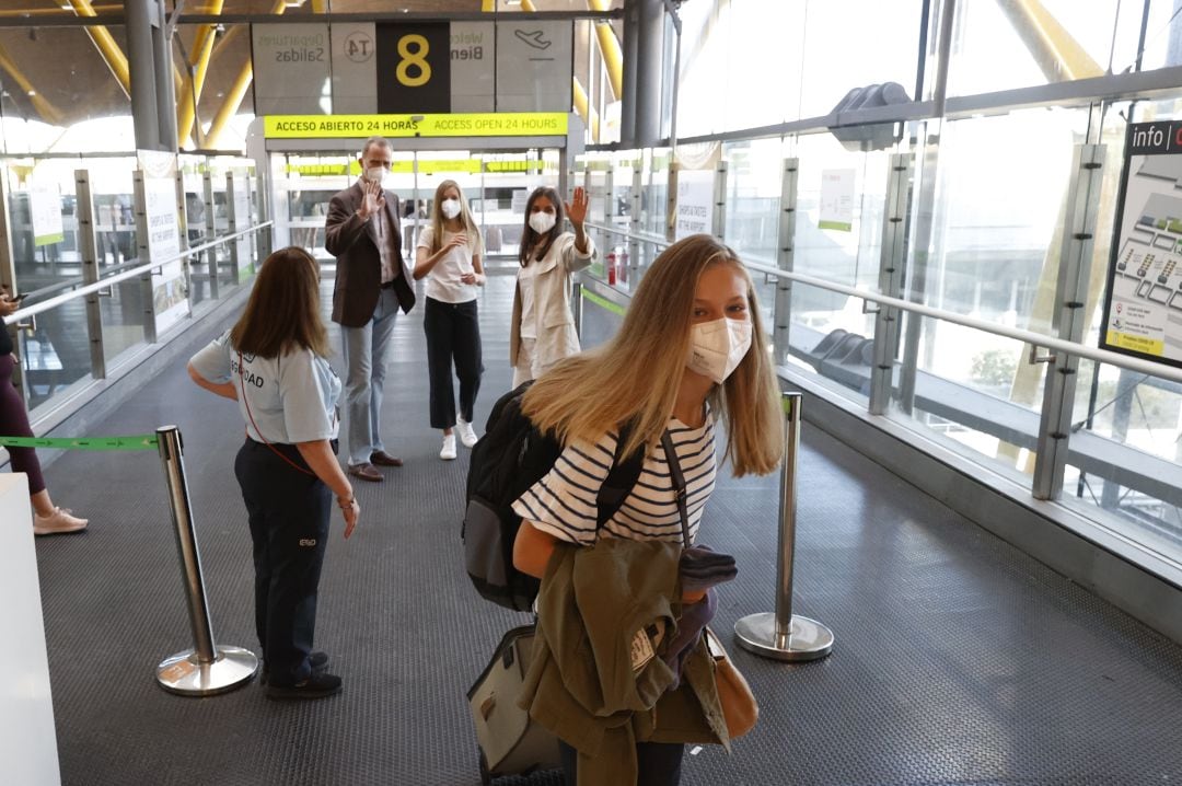 Los reyes y la infanta despiden a la princesa Leonor en el aeropuerto.  