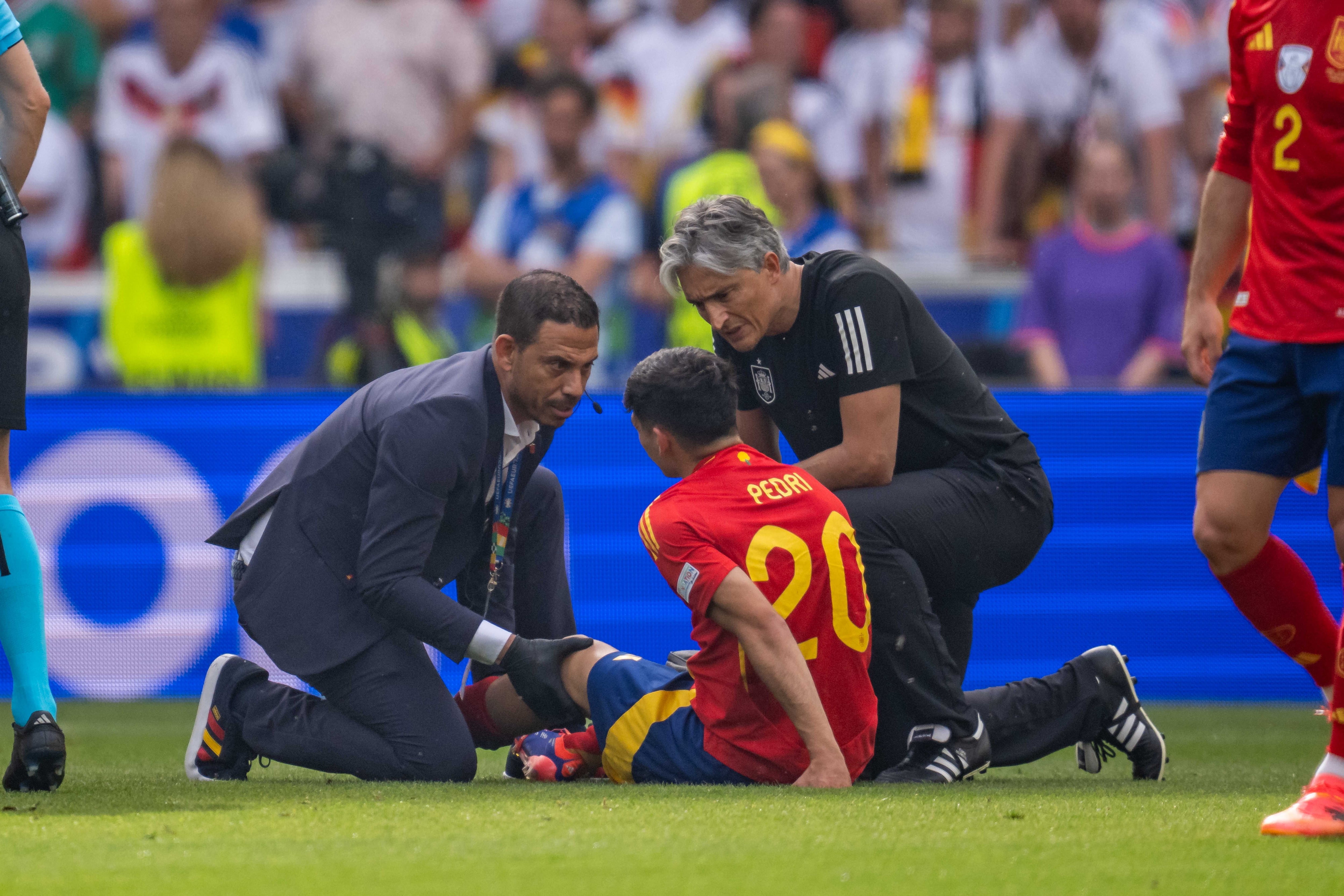 Pedri, lesionado sobre el césped del Stuttgart Arena. (Kevin Voigt/GettyImages)