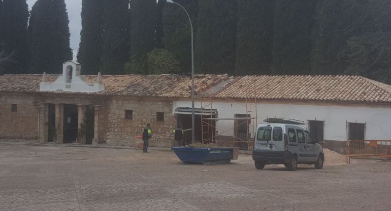 Altura desde la que ha caido el hombre cuando trabajaba en el tejado de la vivienda del cementerio municipal de Cazorla