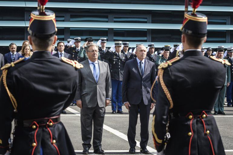 El ministro del Interior galo, Gerard Collomb, y su homólogo español, Juan Ignacio Zoido, guardan un minuto de silencio en recuerdo de las víctimas de los atentados de los pasados jueves y viernes en Barcelona y Cambrils