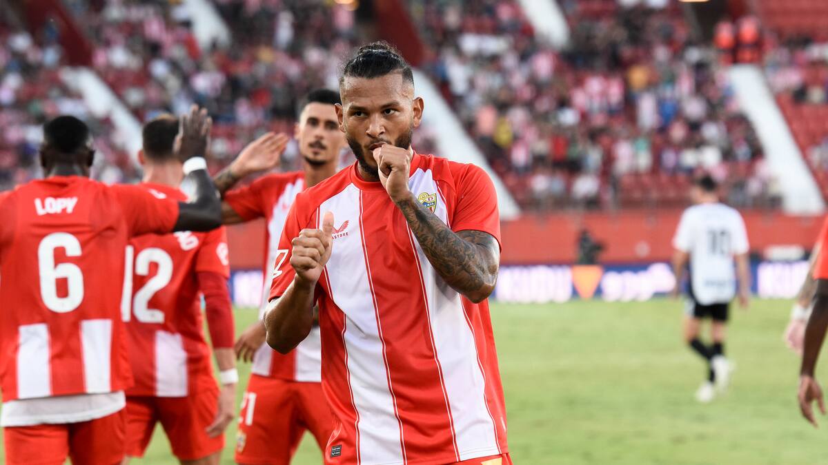 Luis Suárez caza a Nico Melamed