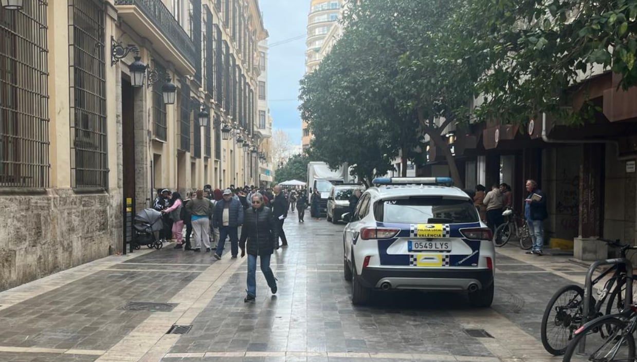 Colas en la entrada al ayuntamiento de València