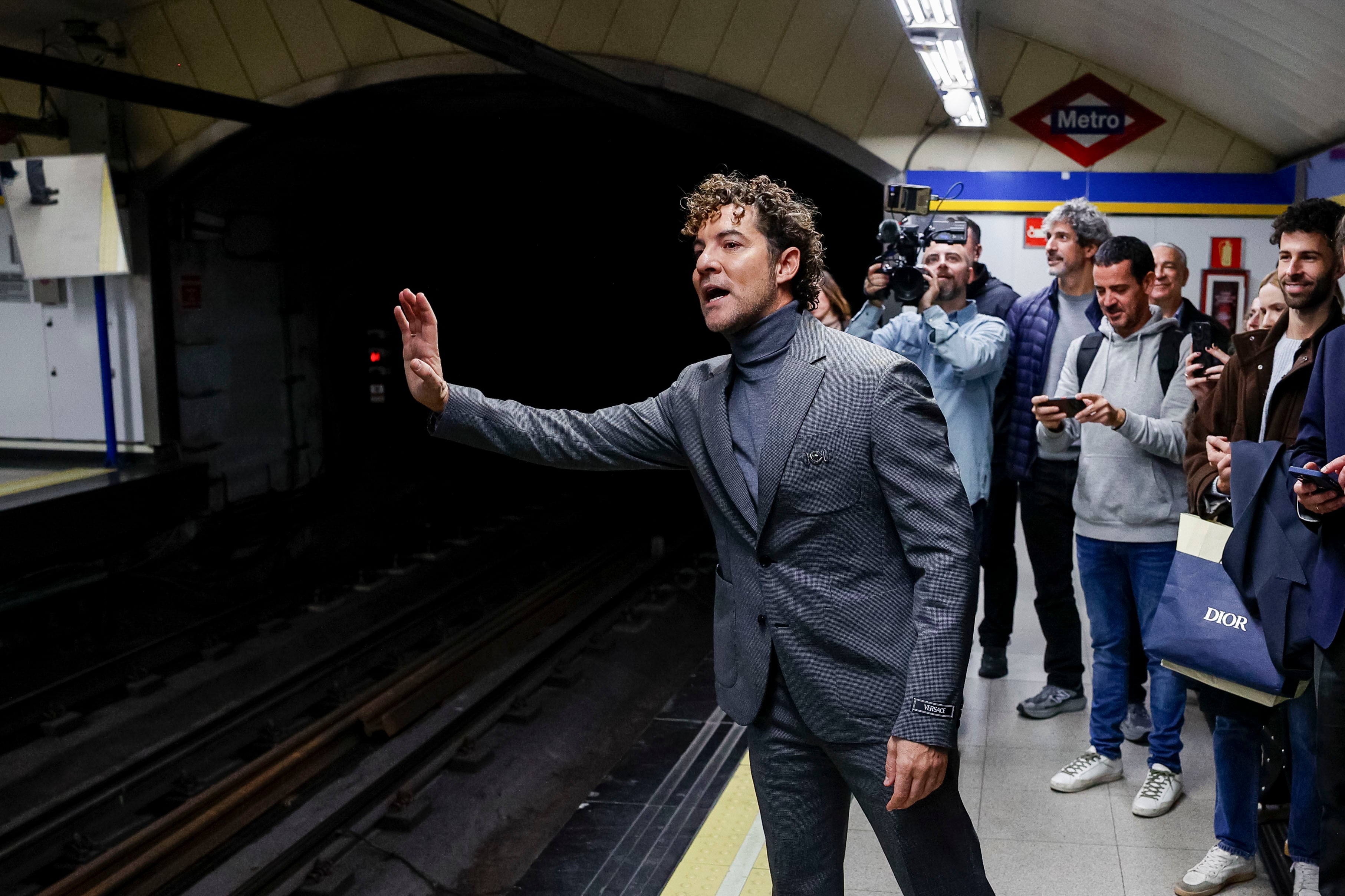 El cantante David Bisbal en el andén del Metro tras cantar por sorpresa en la estación de metro de Sol este martes en Madrid