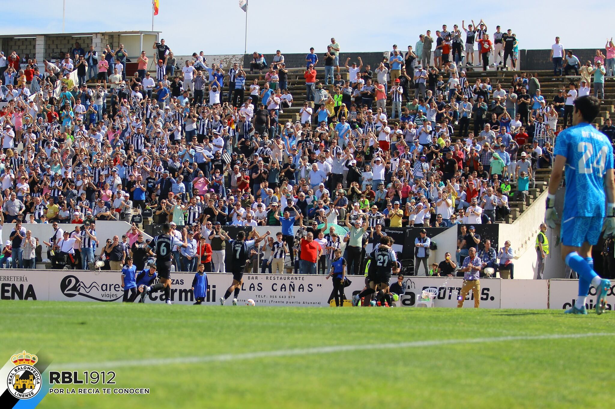 Aficionados de la Balona celebran un gol