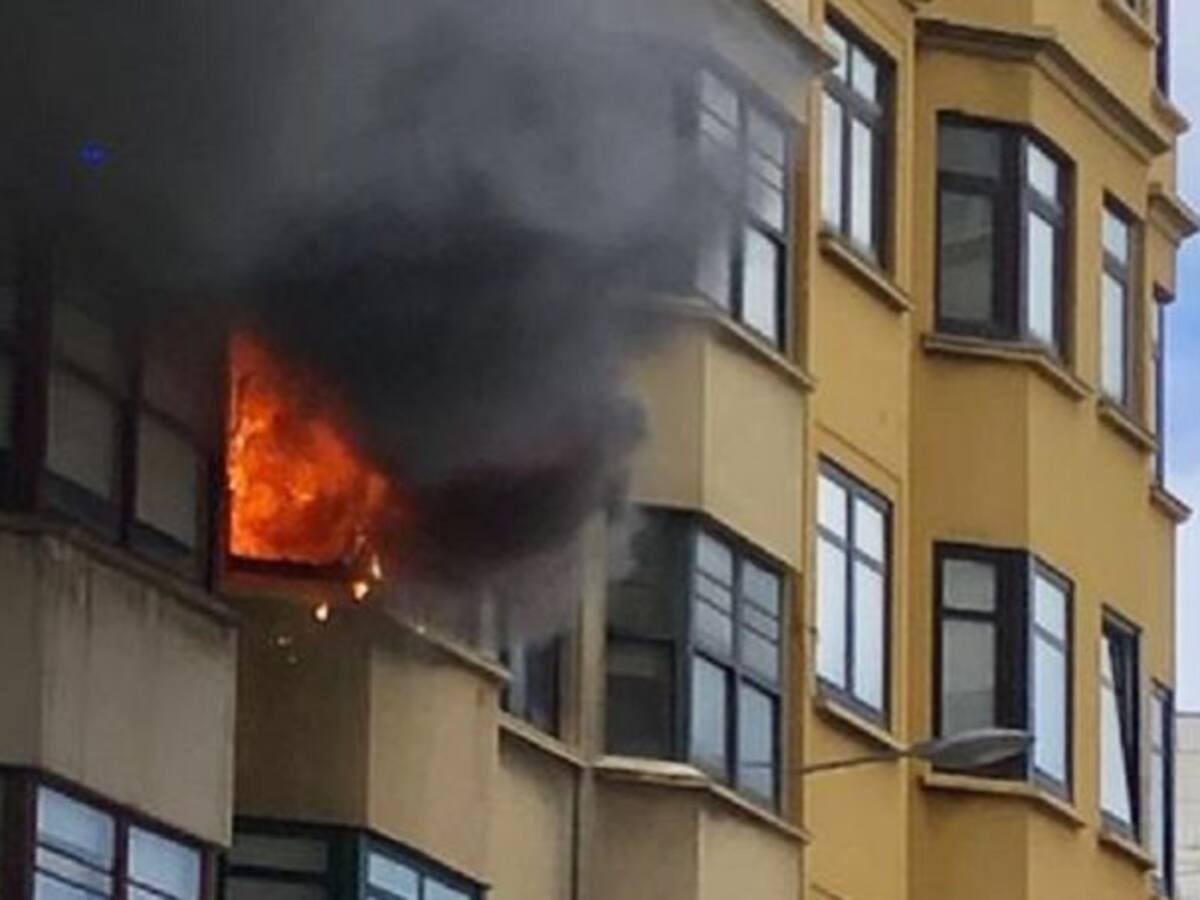 Vecinos huyen de un edificio de A Coruña por un incendio en un salón