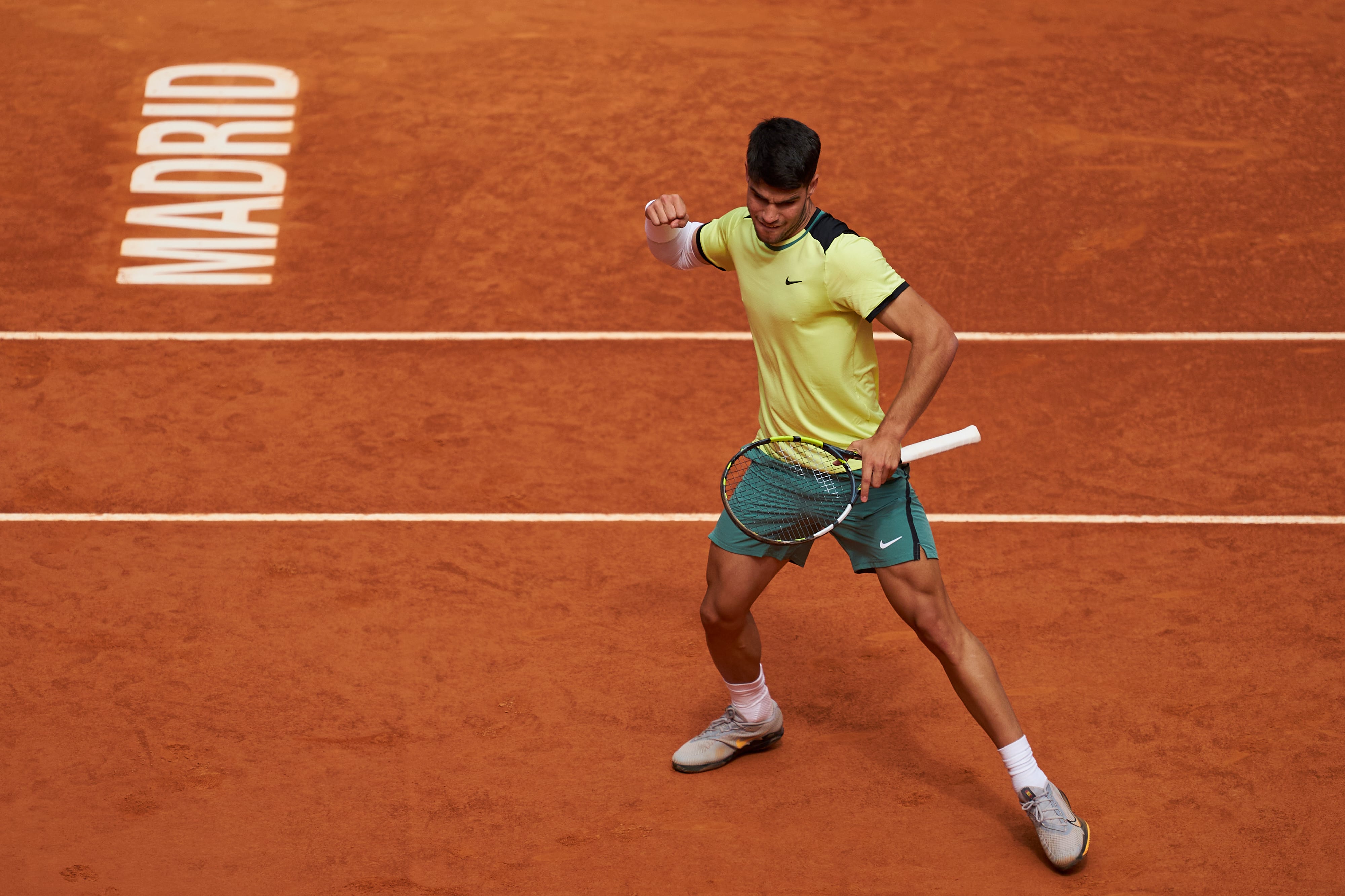 Debut sólido de Carlos Alcaraz en el Mutua Madrid Open: gana por la vía rápida a Shevchenko (6-2/6-1) y se mete en tercera ronda.  (Mateo Villalba/Getty Images)