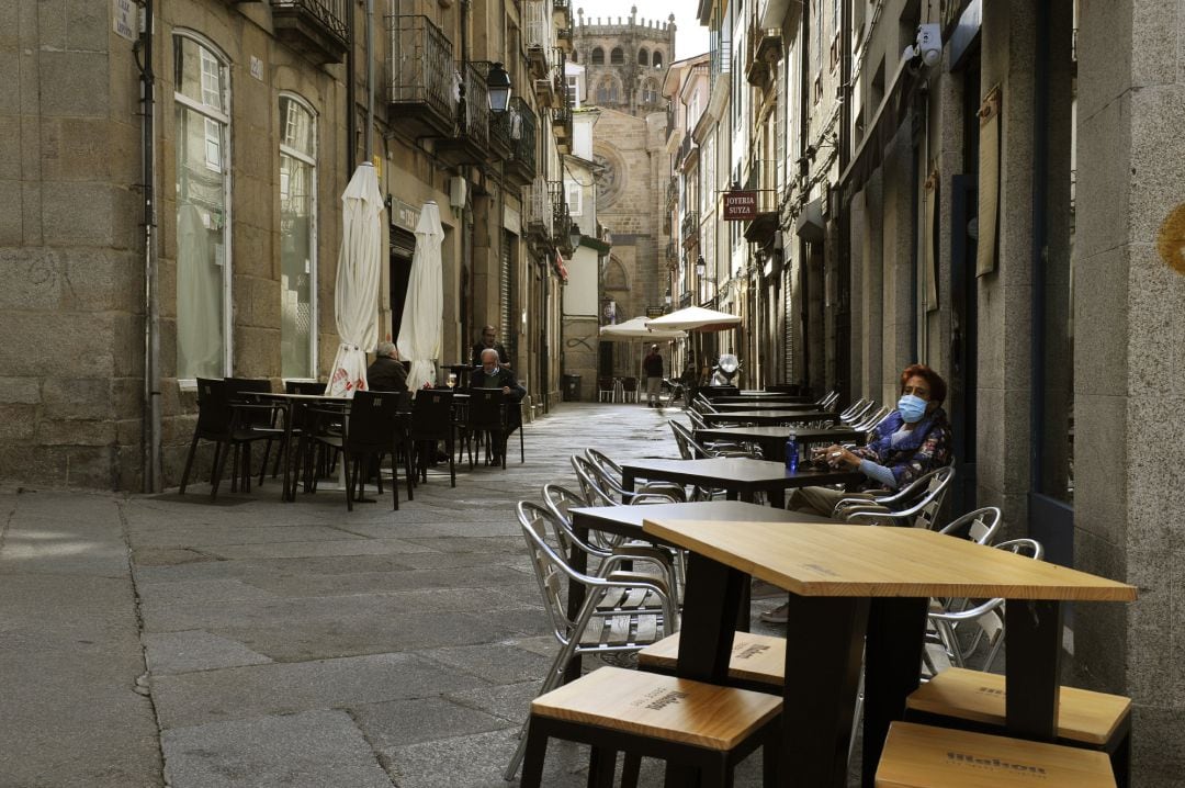 Una mujer en una terraza en Ourense