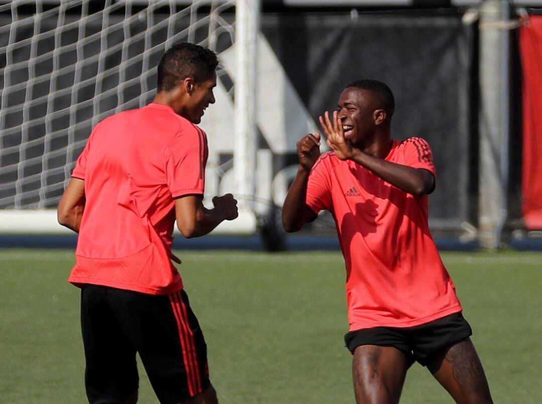  Los jugadores del Real Madrid; el defensa francés , Raphaël Varane (i), y el delantero brasileño, Vinícius Júnior (d), durante el entrenamiento del Real Madrid, esta mañana en la ciudad deportiva de Valdebebas 