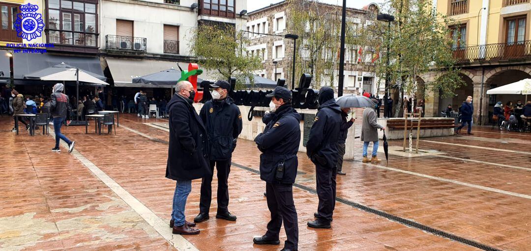 Agentes de la Policía Nacional patrullando por Torrelavega.